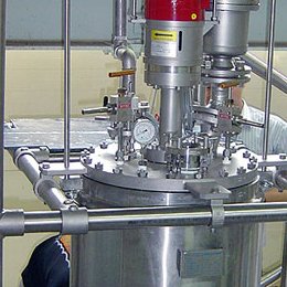 100 公升、40 巴帶有蒸餾上部結構的反應器