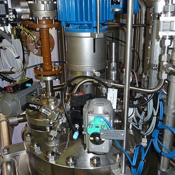 配有自動閥門的上蓋板，Hastelloy® 材質，符合 ATEX 認證