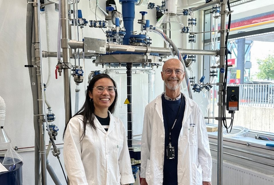 From left: Dr. Yomkippur Perez (Research Scientist) and Nikolai Enes (CTO) in front of a Büchiglas pilot reactor system