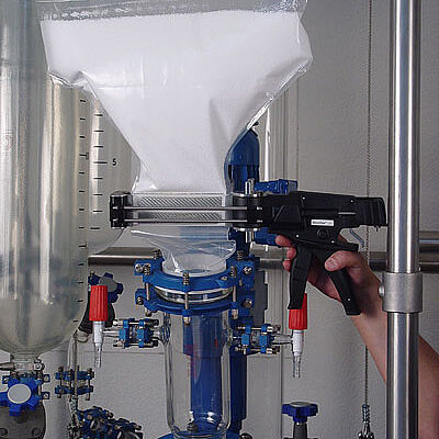 Dosage de poudre par système a haut degré de confinement