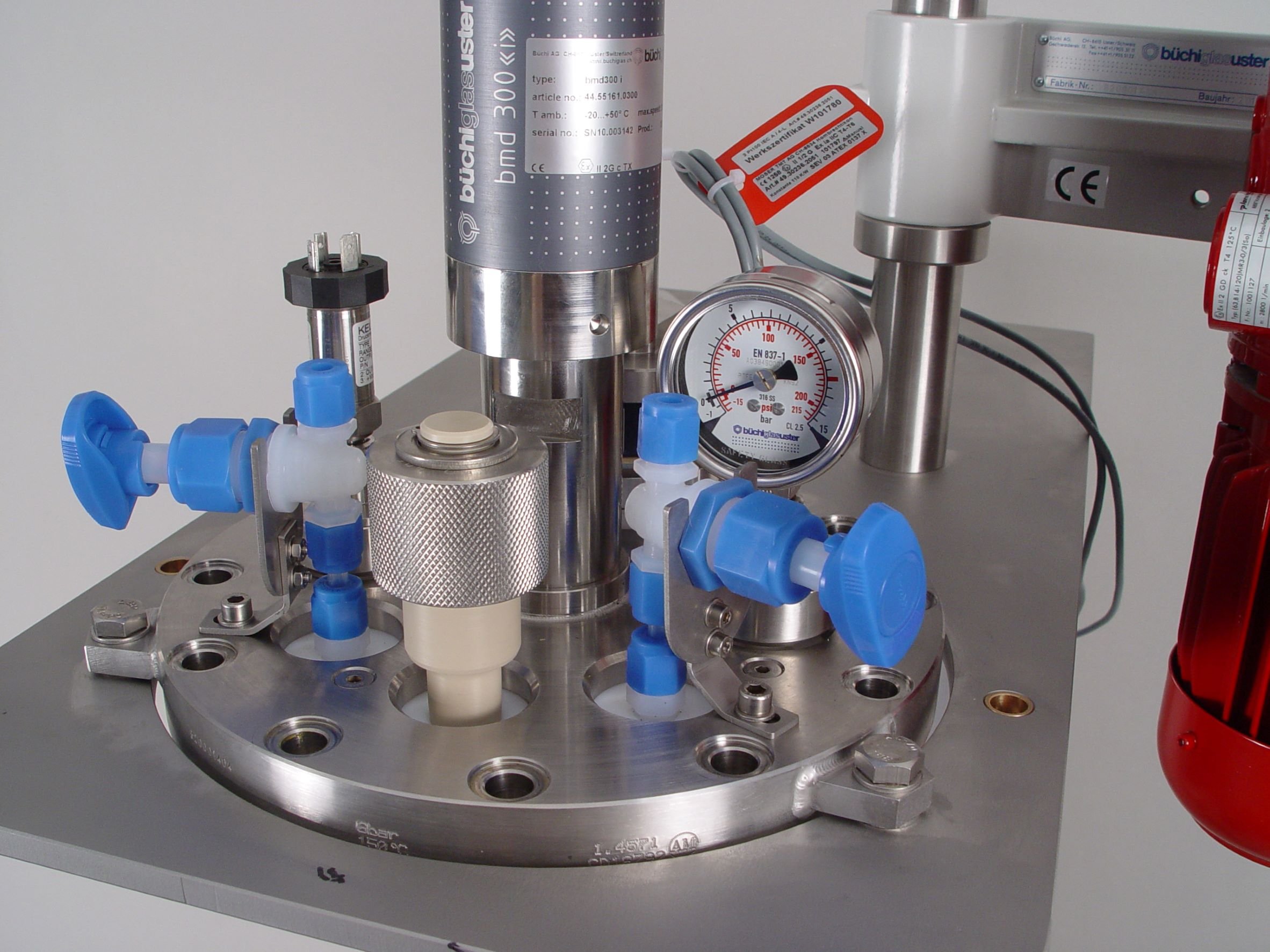 kiloclave 無金屬反應器，配備陶瓷磁力攪拌驅動裝置，符合 ATEX 標準