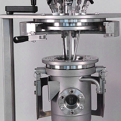 Vessel lift with fast action closure