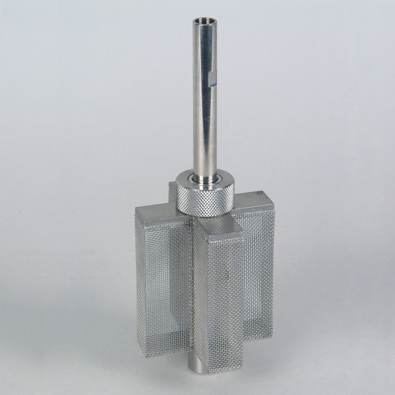 spinning catalyst basket for pellets