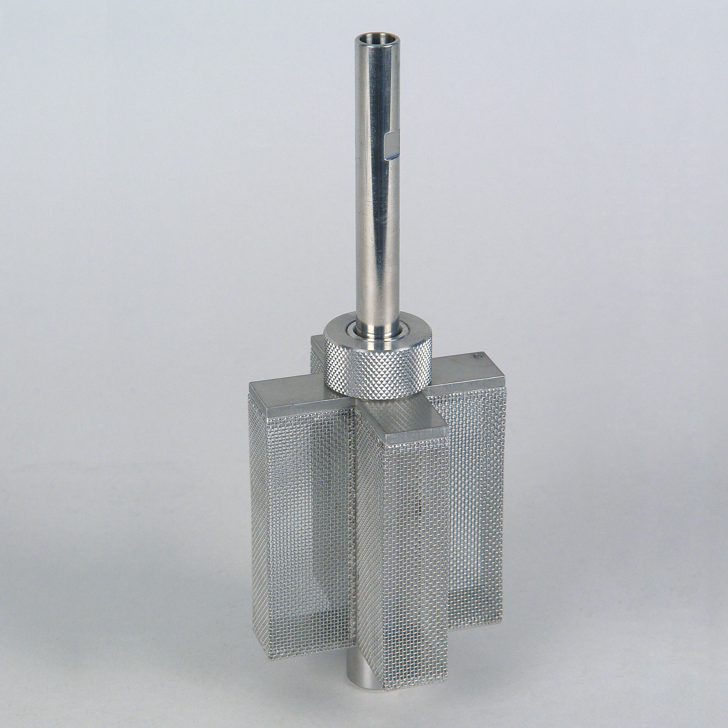 spinning catalyst basket for pellets