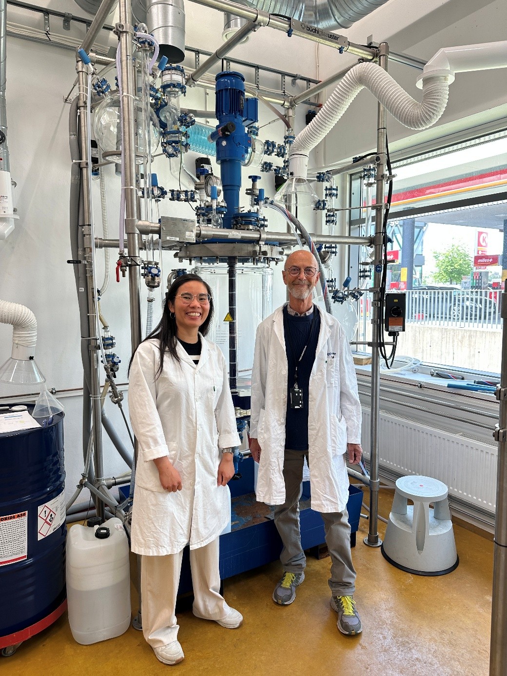 From left: Dr. Yomkippur Perez (Research Scientist) and Nikolai Enes (CTO) in front of a Büchiglas pilot reactor system