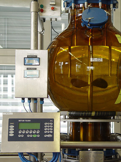 Controlled dosing: 200 liters round flask reactor on load cells