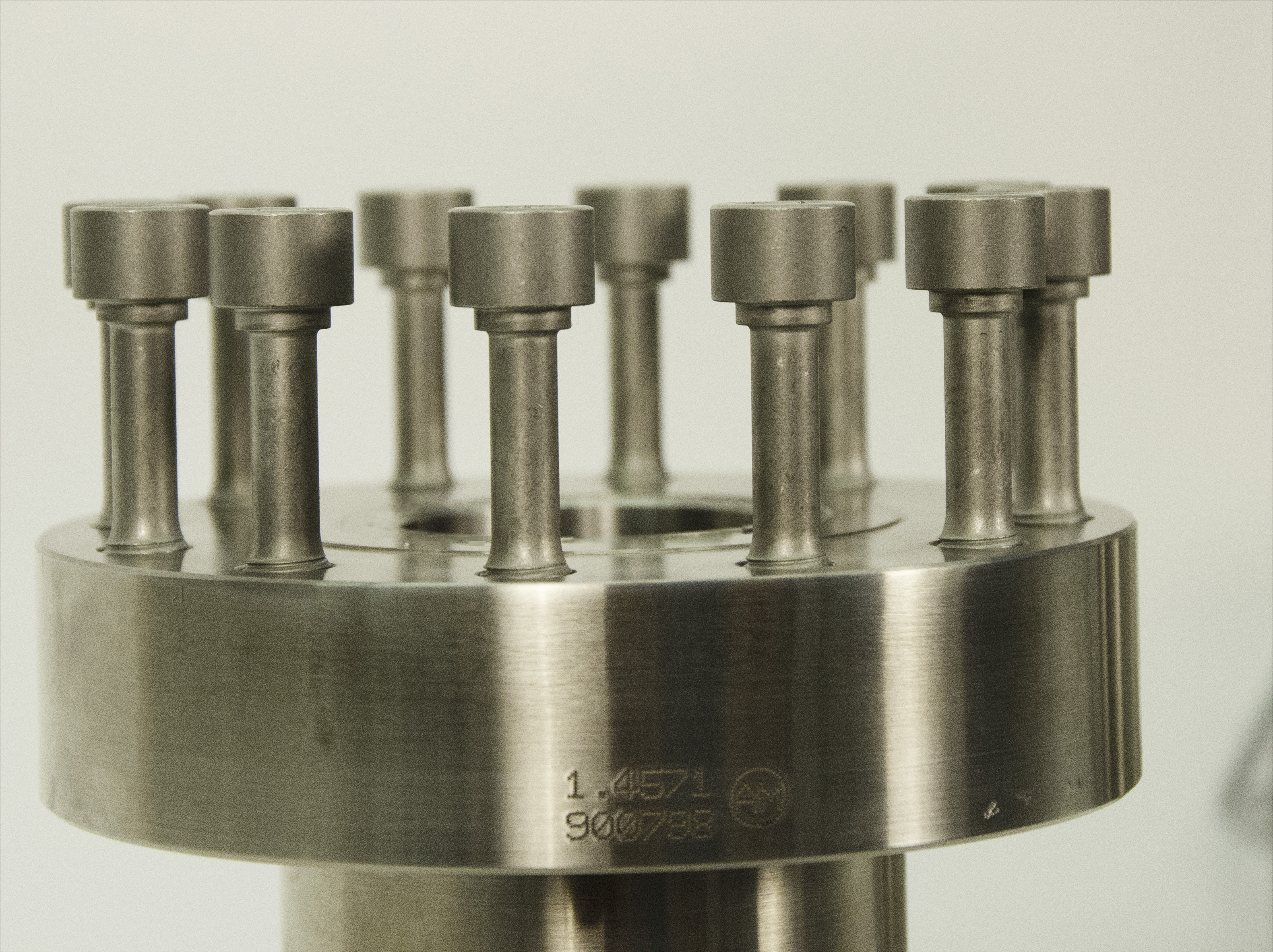 novoclave high pressure reactor – reactor vessel with bolts 