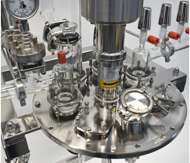 HPAPI reactor system cover plate in clean room design for maximum containment